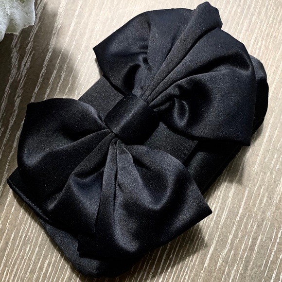 RSVP BLACK SATIN CLUTCH WITH.BOW - Picture 5 of 14